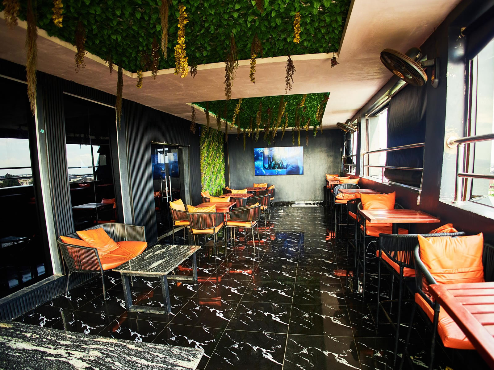 Giant Home Lounge — Table Reservation