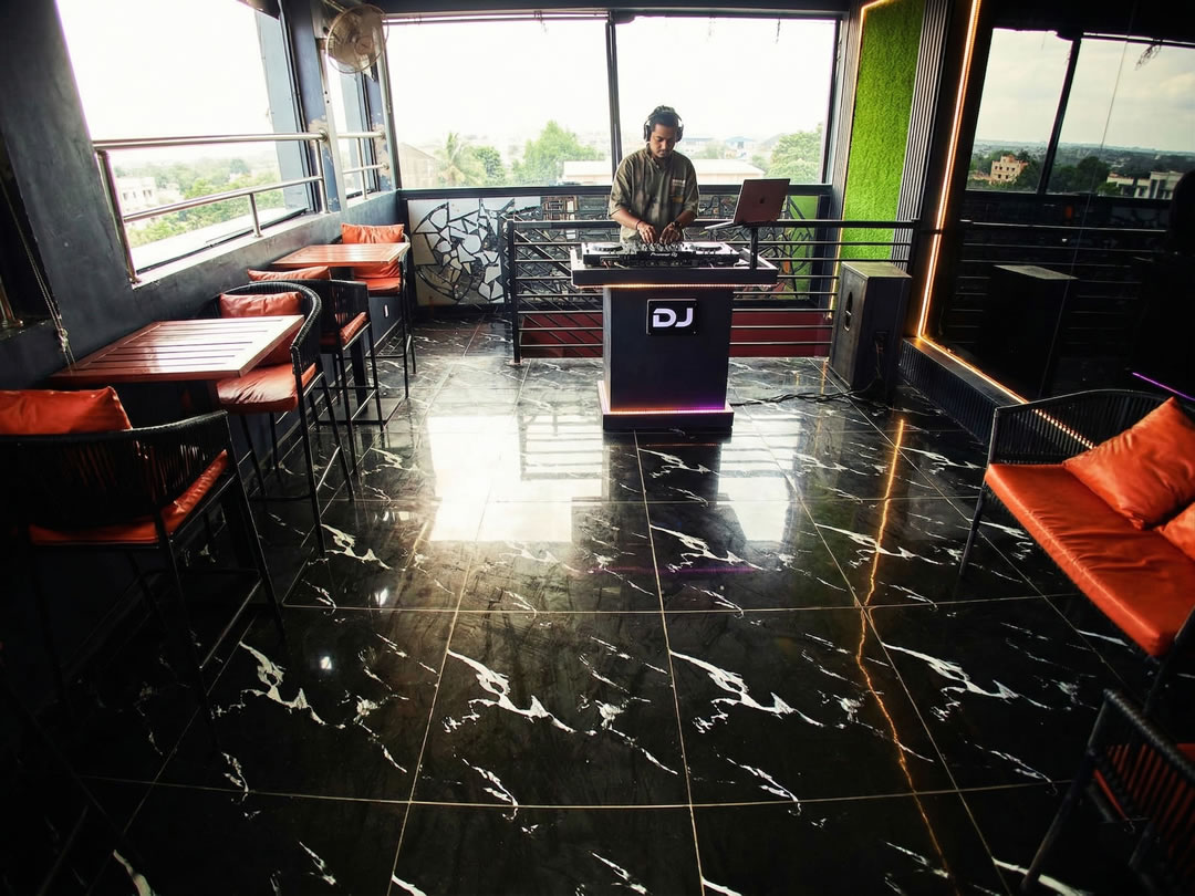 Live DJ Night at Giant Home Lounge